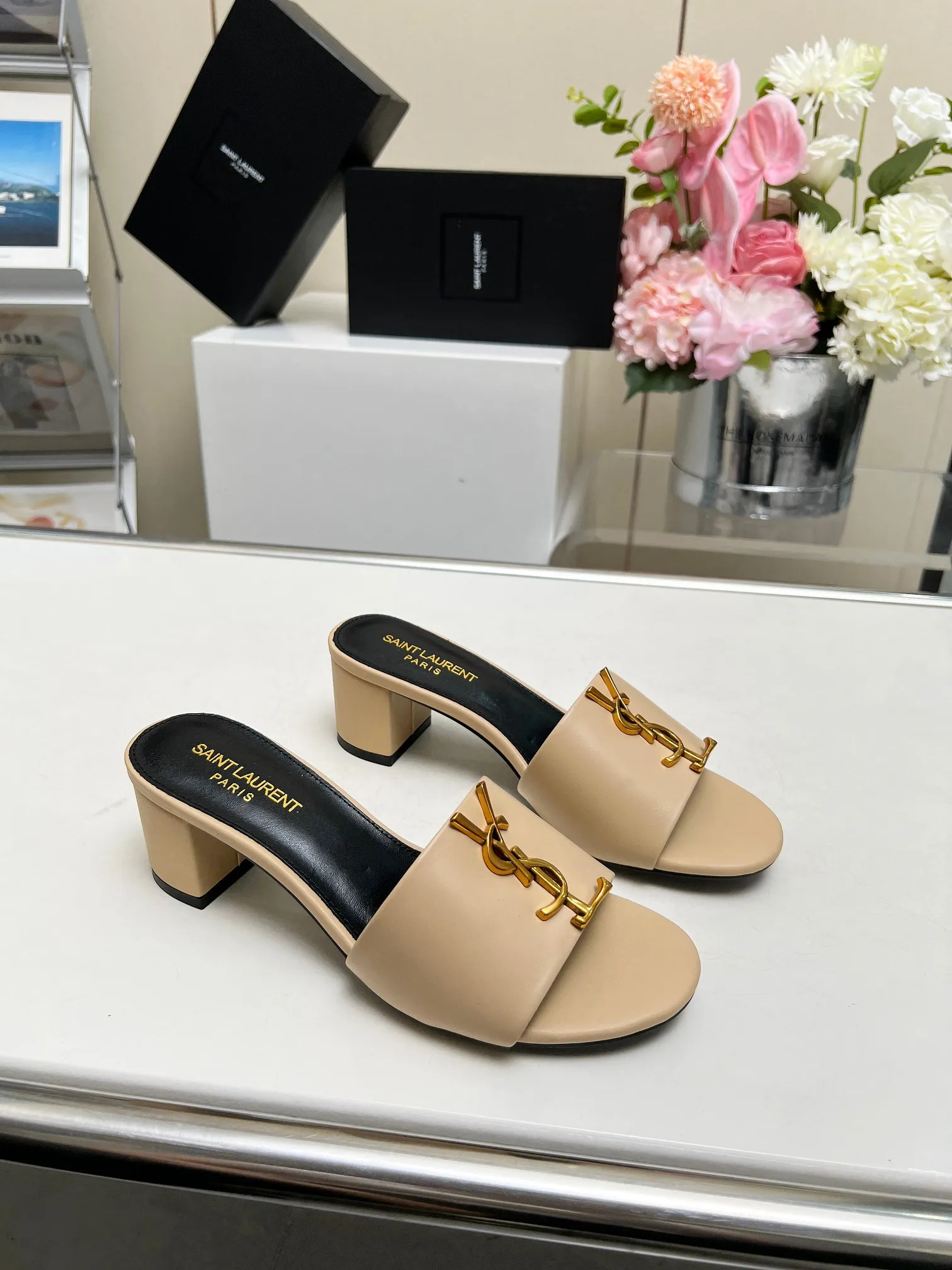 👟👟Ex-factory price 340👟👟 Genuine leather sole +30 Heel height: 5cm Fabric: Cow leather Pads: Sheep leather Size: 35-43 (42, 43 custom-made, non-returnable) [Saint Laurent] Saint Laurent 2024 counter synchronized new model, YSL-logo letter buckle decoration, high-quality and glamorous masterpiece, both temperament and fashion Classic and attractive design style, especially beautiful on the feet